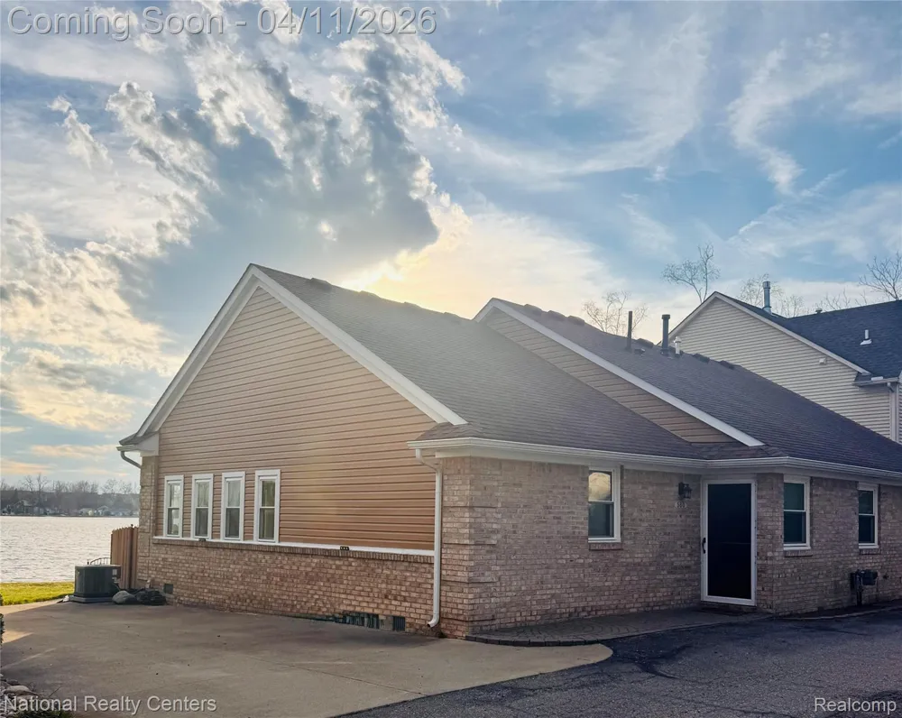 560 Black Oaks Trail Howell City, MI 48843