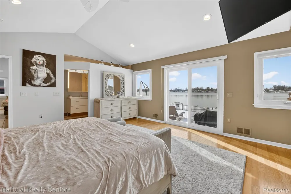 560 Black Oaks Trail Howell City, MI 48843
