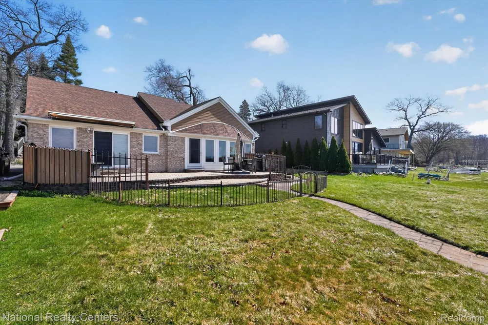 560 Black Oaks Trail Howell City, MI 48843