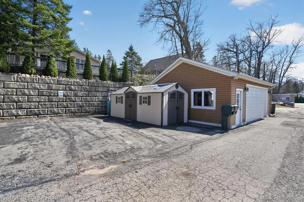 560 Black Oaks Trail Howell City, MI 48843