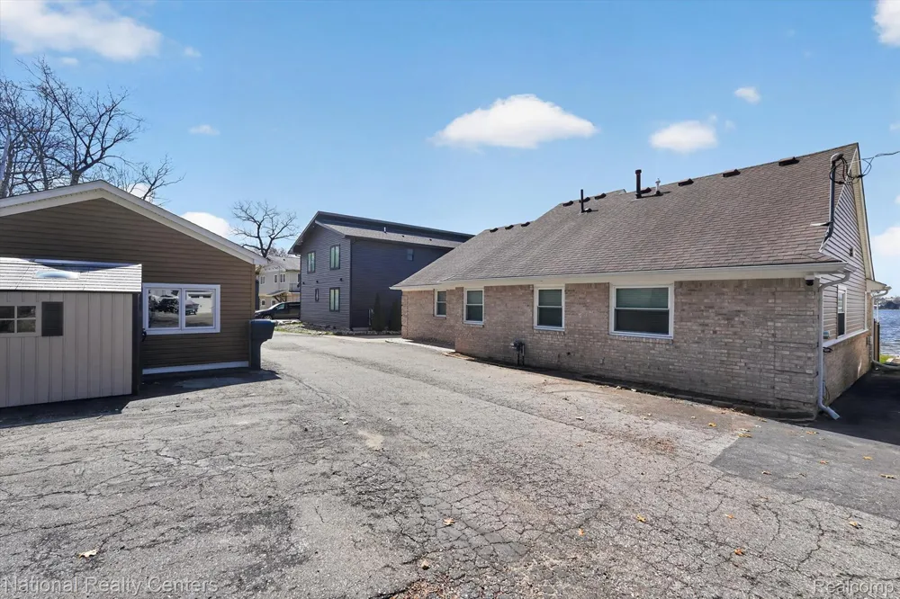 560 Black Oaks Trail Howell City, MI 48843