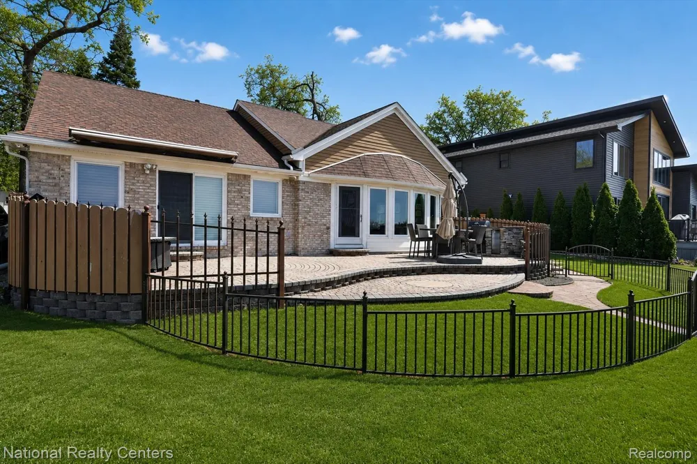 560 Black Oaks Trail Howell City, MI 48843