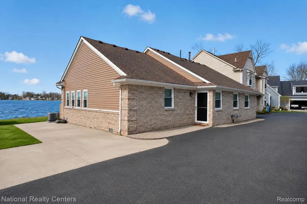 560 Black Oaks Trail Howell City, MI 48843