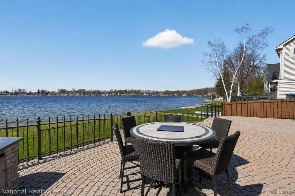 560 Black Oaks Trail Howell City, MI 48843