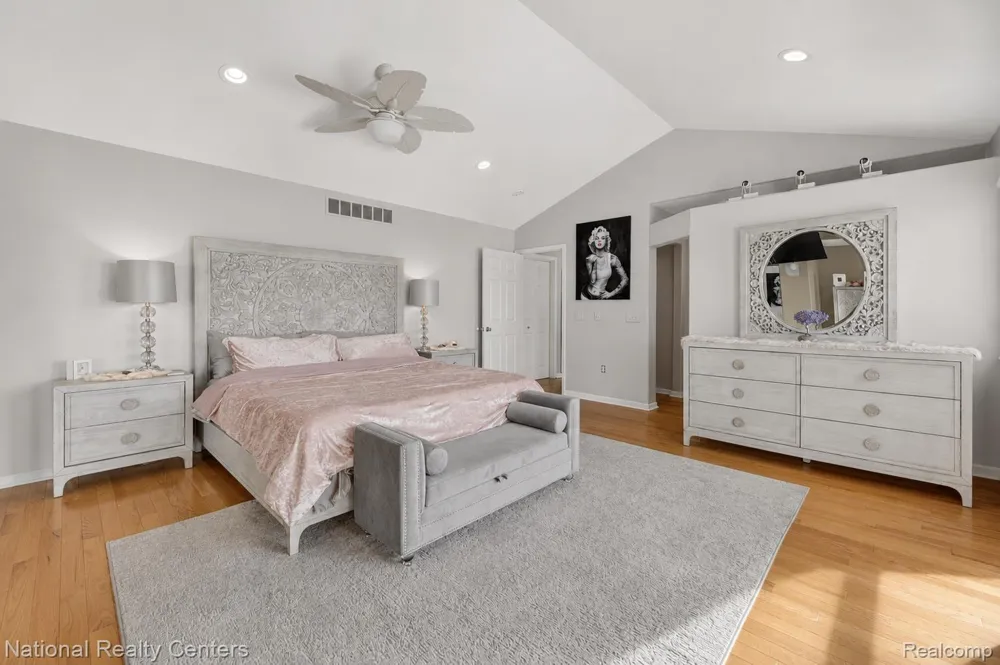 560 Black Oaks Trail Howell City, MI 48843