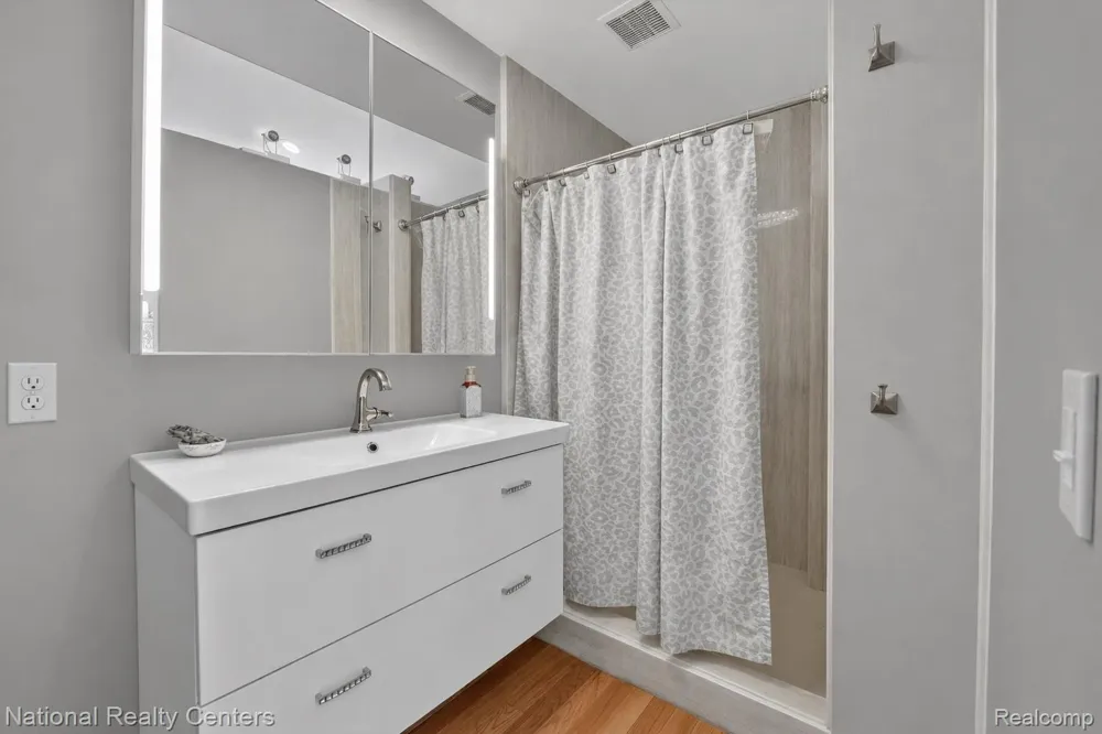 560 Black Oaks Trail Howell City, MI 48843