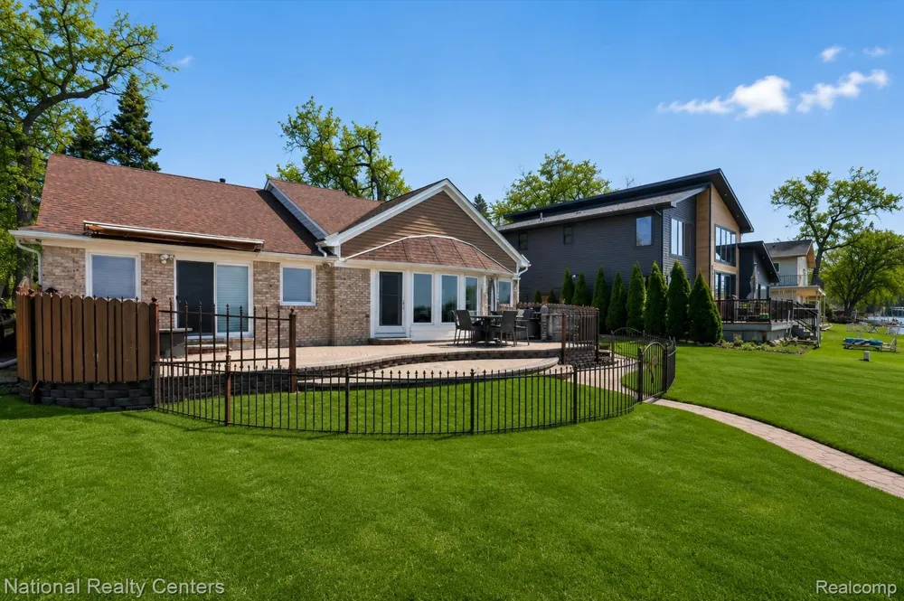 560 Black Oaks Trail Howell City, MI 48843