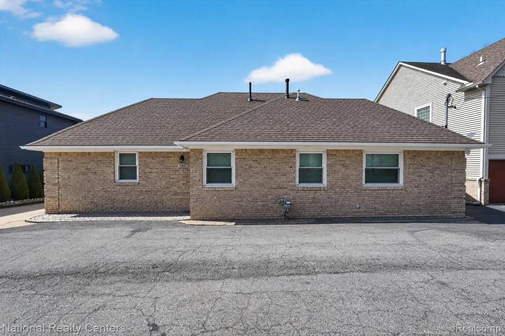 560 Black Oaks Trail Howell City, MI 48843