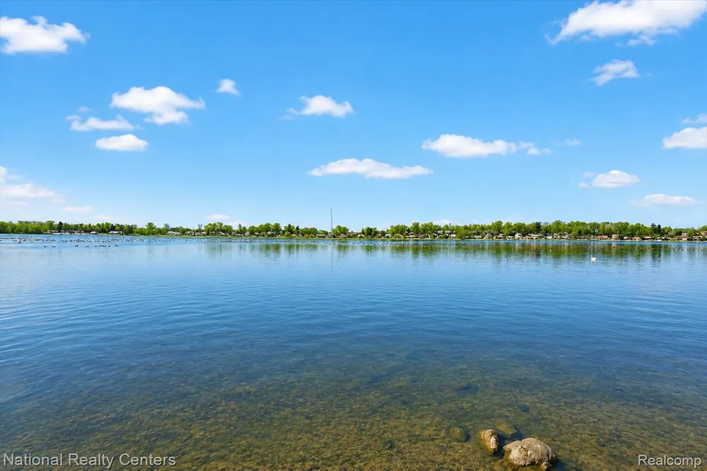 560 Black Oaks Trail Howell City, MI 48843