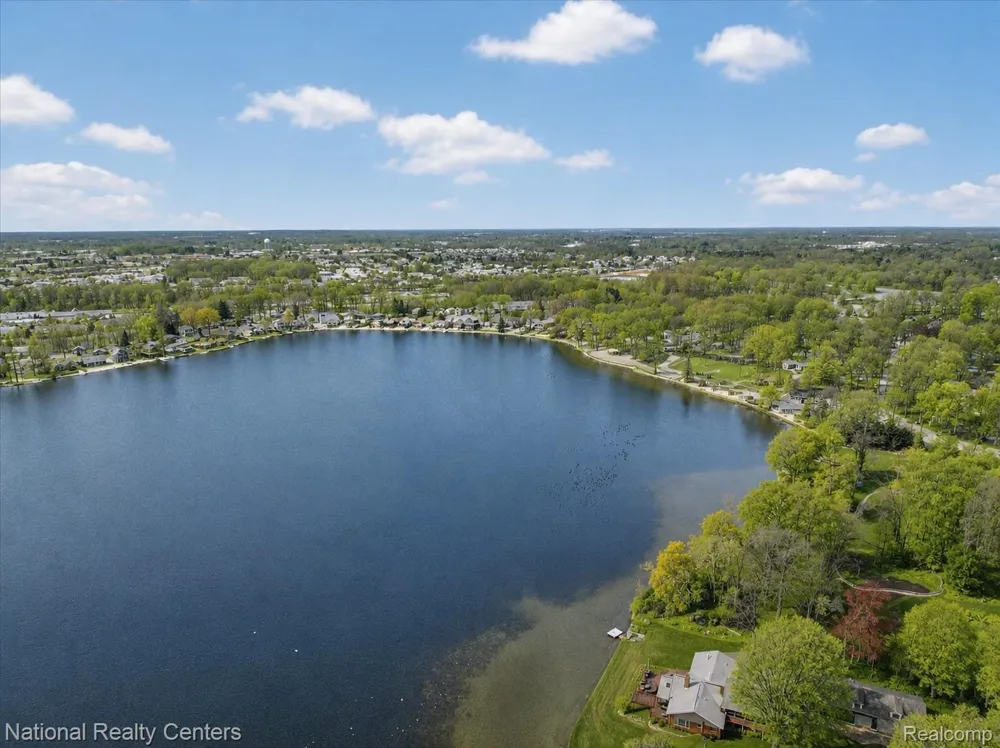 560 Black Oaks Trail Howell City, MI 48843