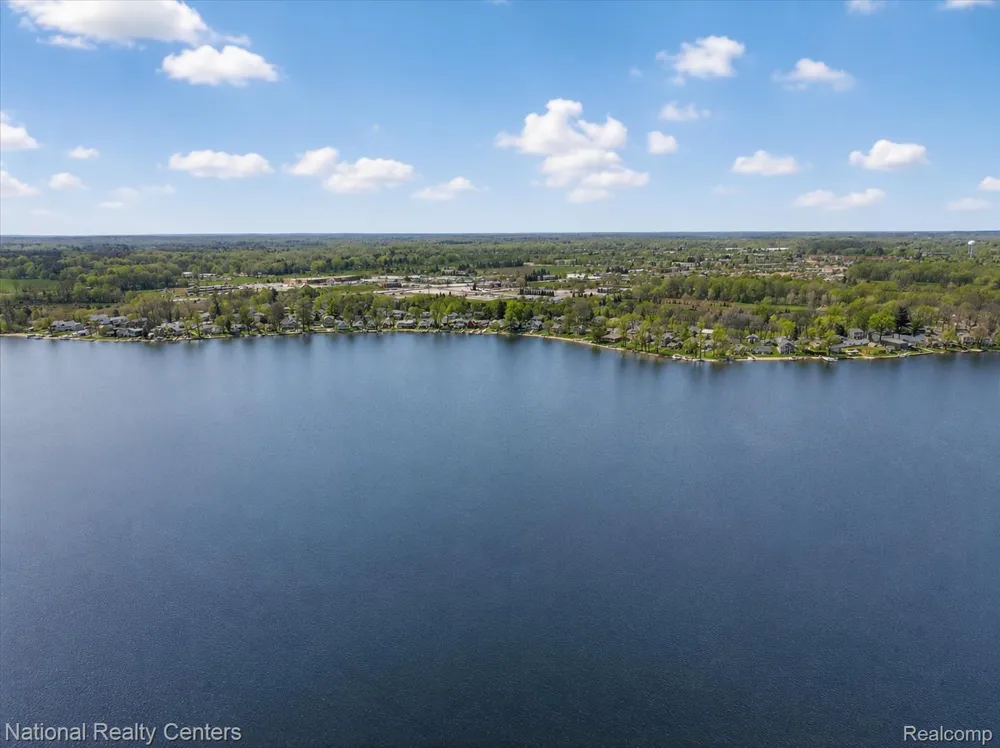 560 Black Oaks Trail Howell City, MI 48843