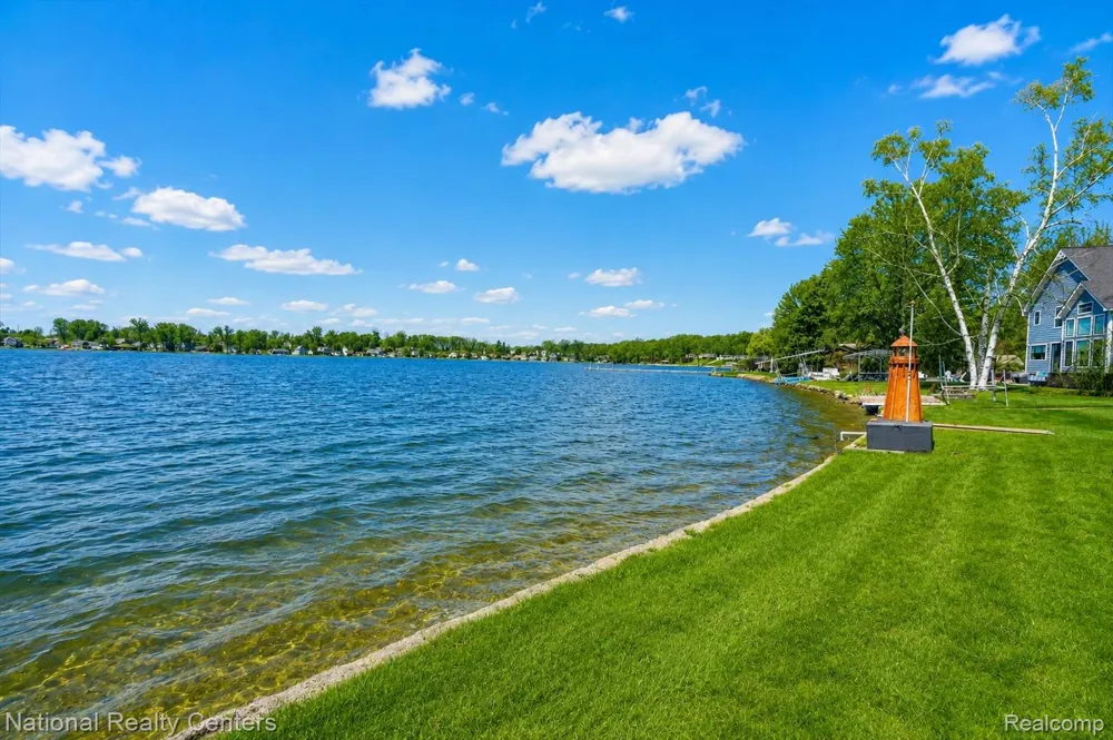560 Black Oaks Trail Howell City, MI 48843