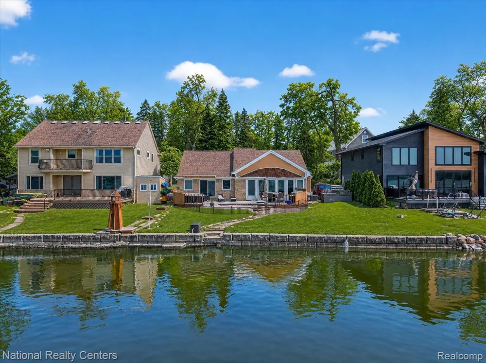 560 Black Oaks Trail Howell City, MI 48843