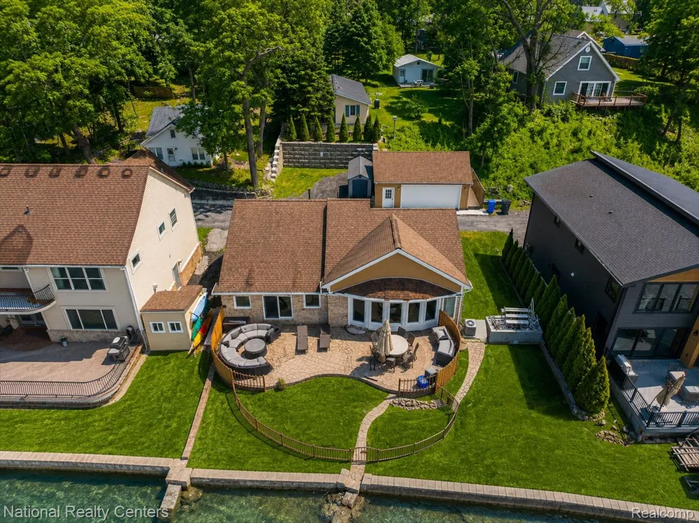 560 Black Oaks Trail Howell City, MI 48843