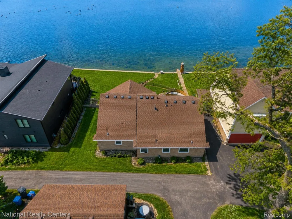 560 Black Oaks Trail Howell City, MI 48843