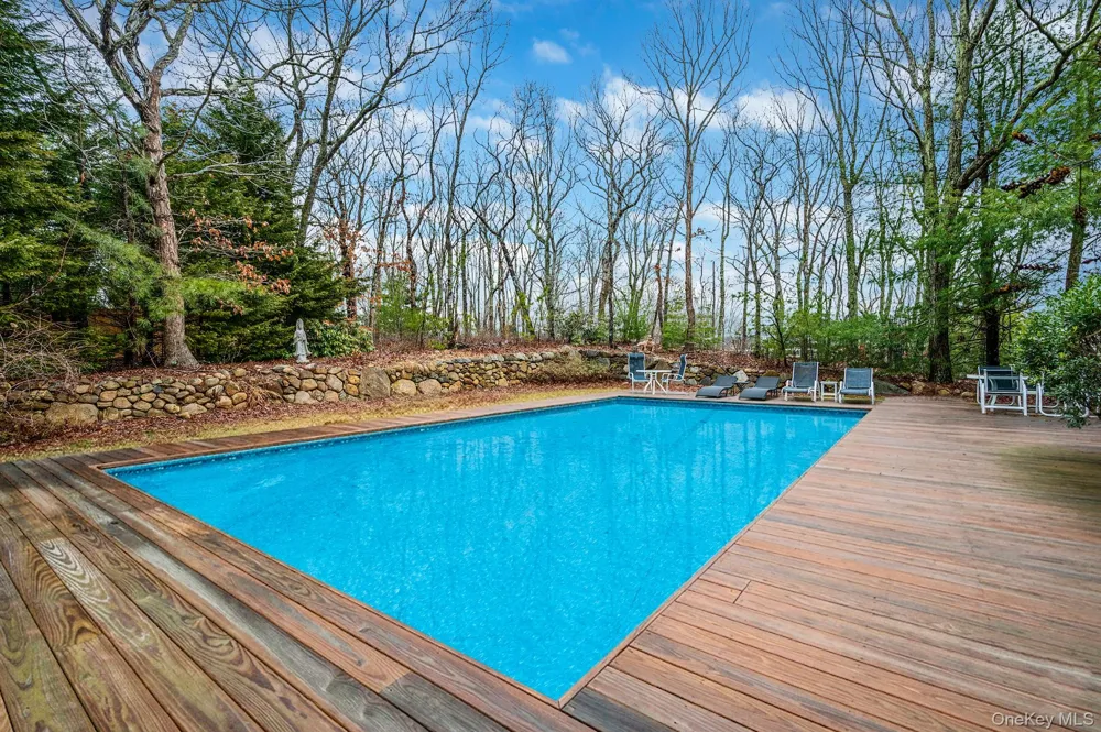 128 Springy Banks Road East Hampton, NY 11937