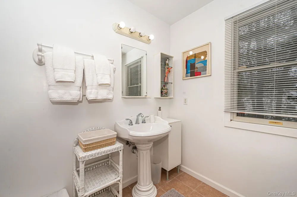 128 Springy Banks Road East Hampton, NY 11937