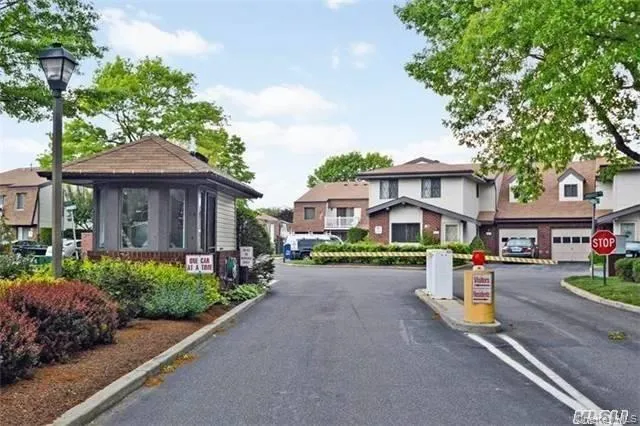 100 S Cambridge Drive S #100 Copiague, NY 11726