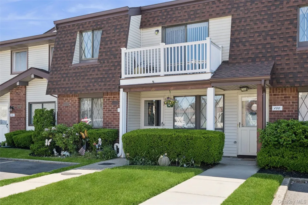 100 S Cambridge Drive S #100 Copiague, NY 11726