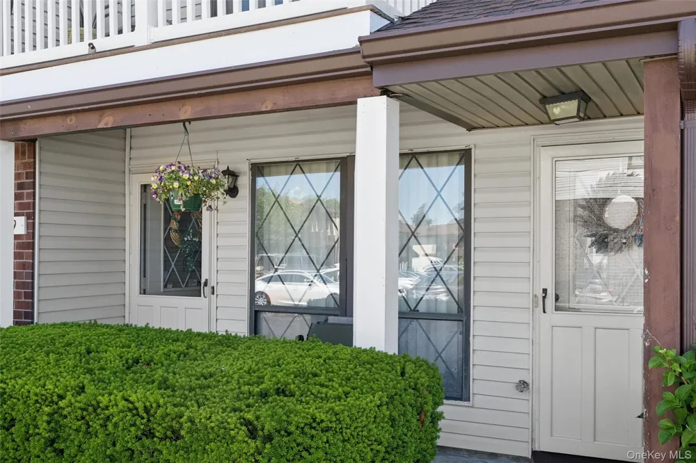 100 S Cambridge Drive S #100 Copiague, NY 11726