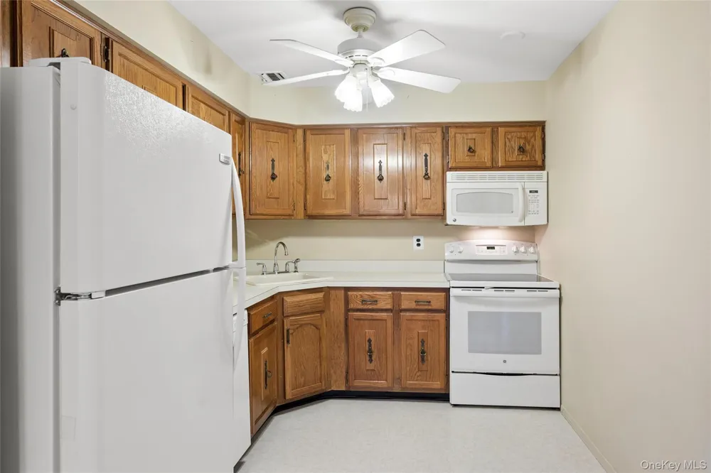 100 S Cambridge Drive S #100 Copiague, NY 11726