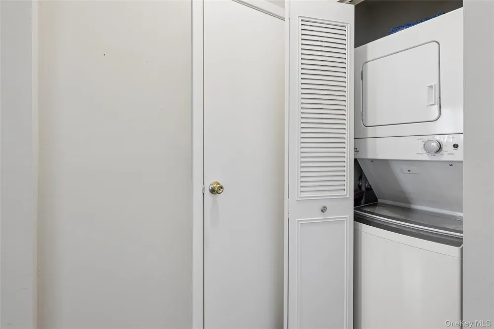 100 S Cambridge Drive S #100 Copiague, NY 11726