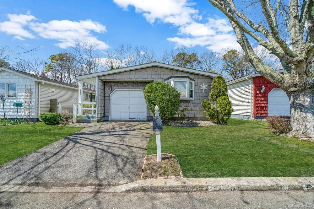 191 Village Circle W Manorville, NY 11949
