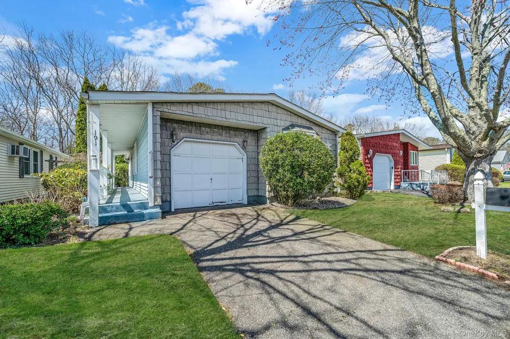 191 Village Circle W Manorville, NY 11949
