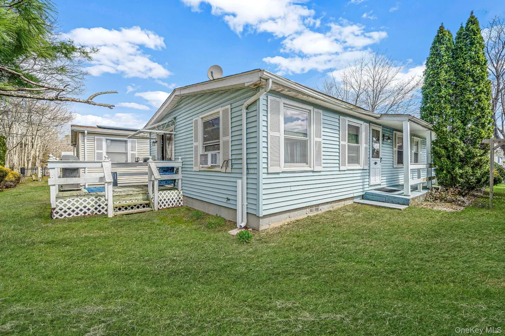 191 Village Circle W Manorville, NY 11949