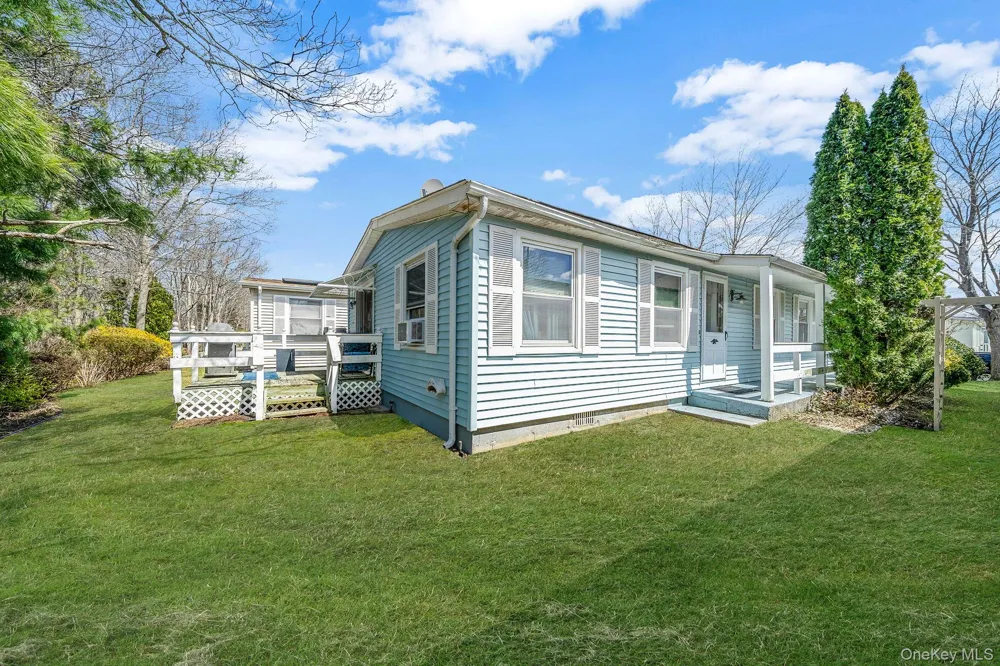 191 Village Circle W Manorville, NY 11949