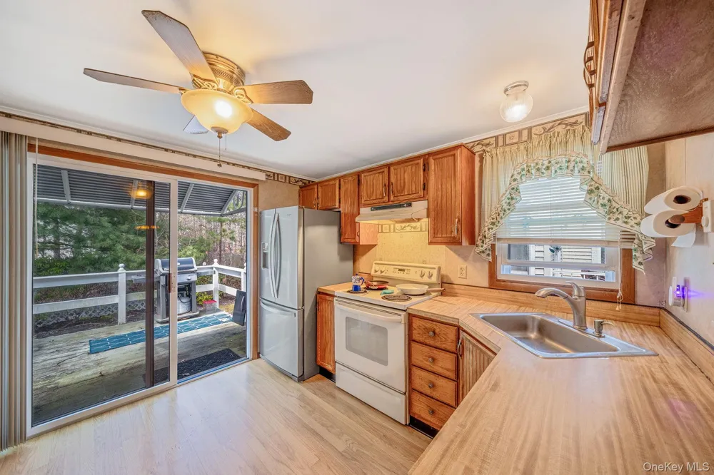 191 Village Circle W Manorville, NY 11949