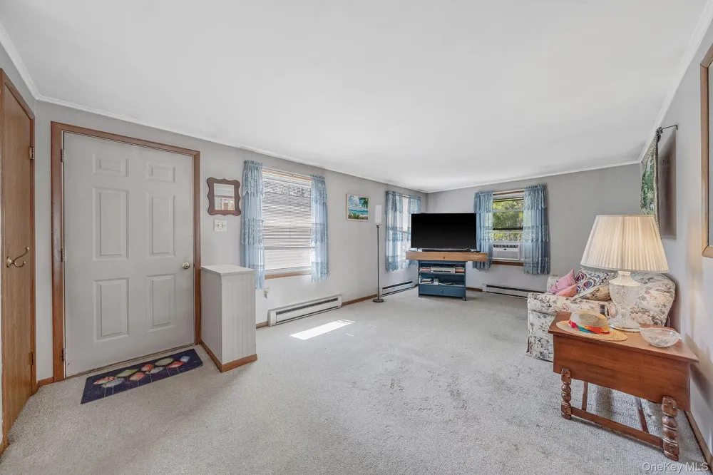 191 Village Circle W Manorville, NY 11949