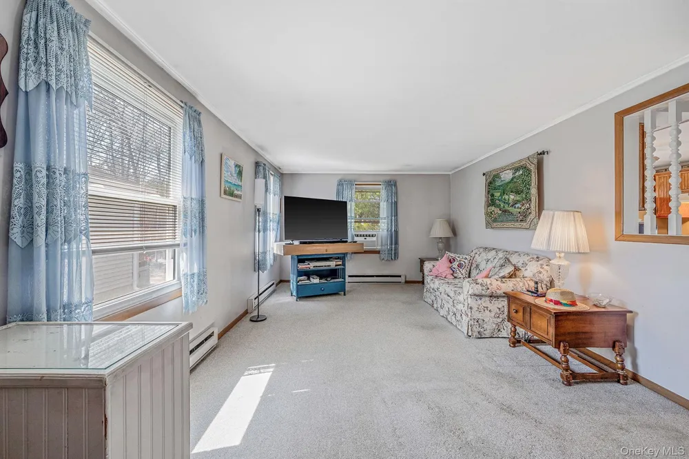 191 Village Circle W Manorville, NY 11949