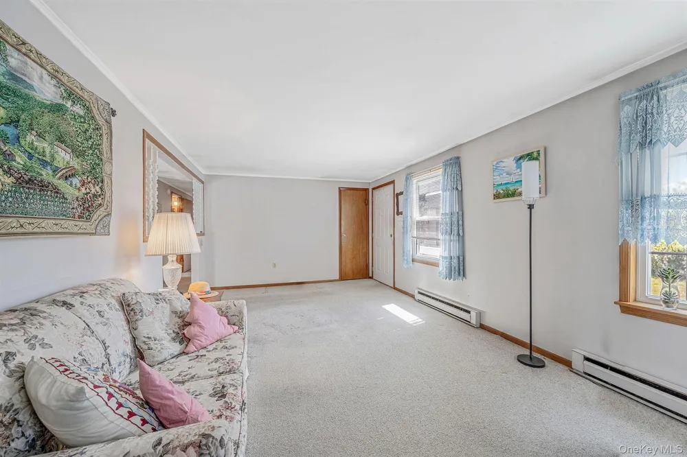 191 Village Circle W Manorville, NY 11949