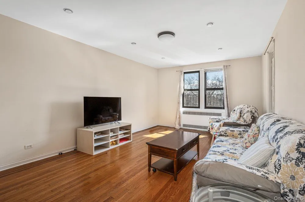 4035 Ithaca Street #5D Elmhurst, NY 11373