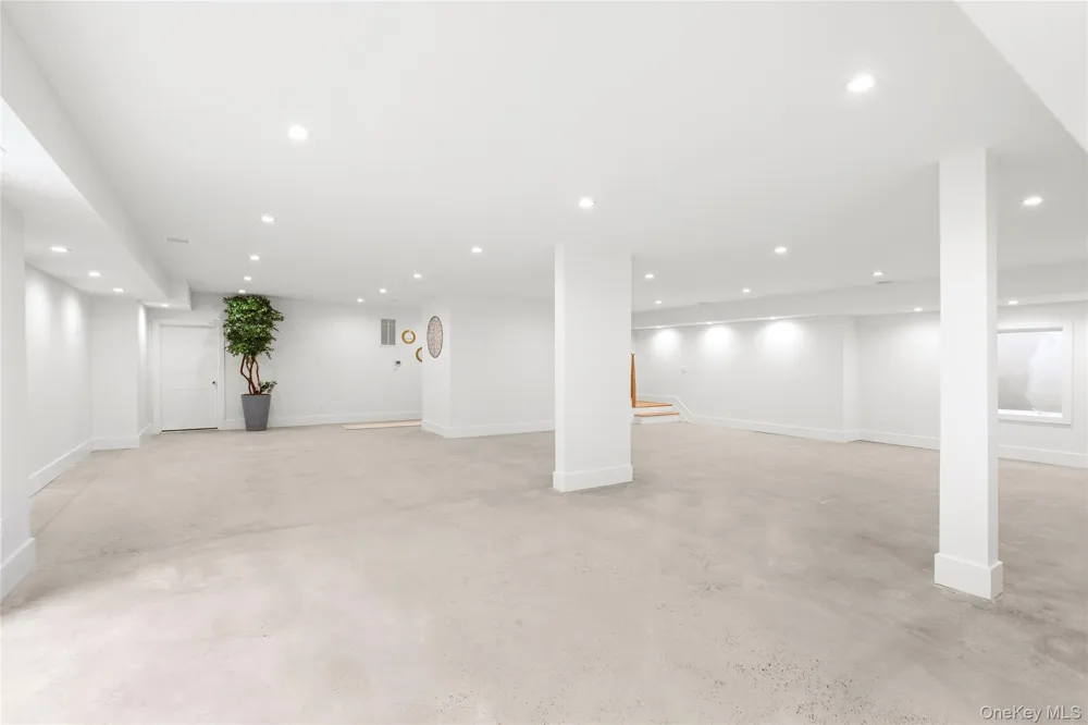 69 Jagger Lane Westhampton, NY 11977