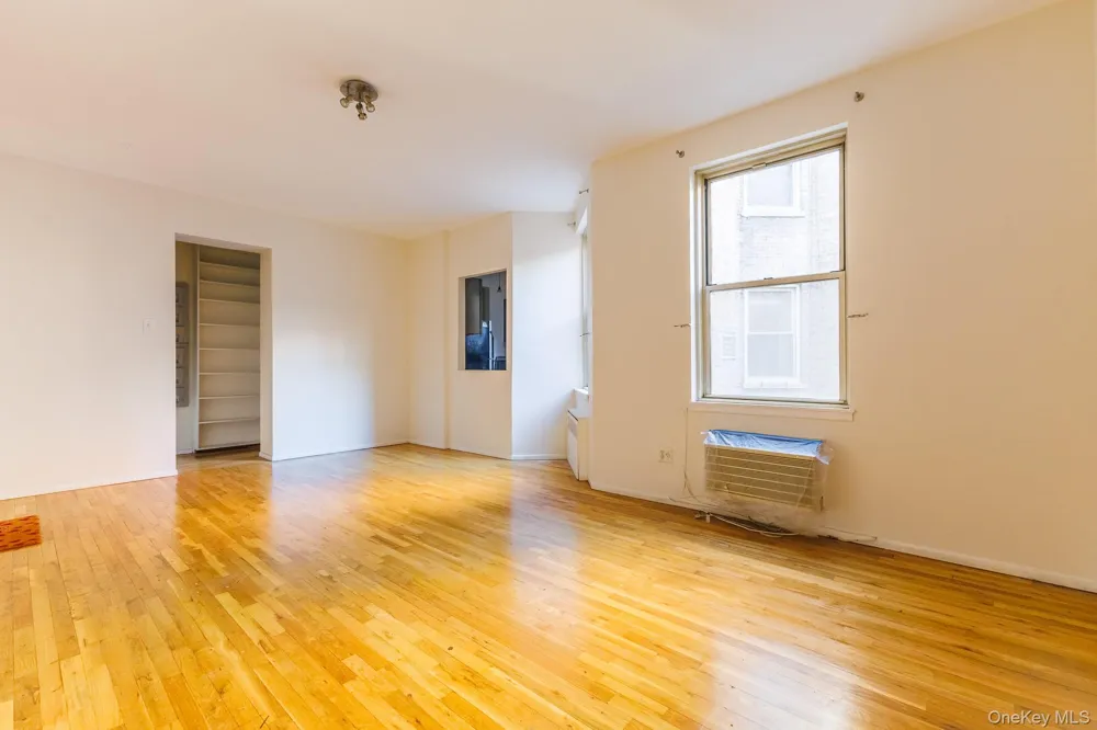 15 E 10th Street #4A New York (Manhattan), NY 10003