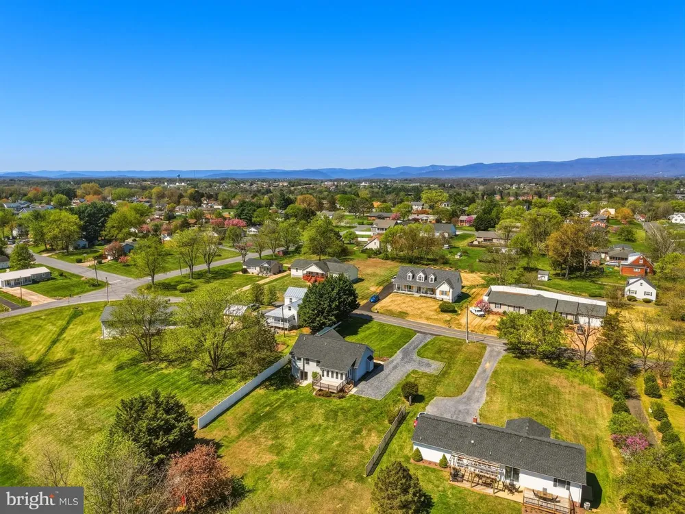 515 HOLLINGSWORTH ROAD Woodstock, VA 22664