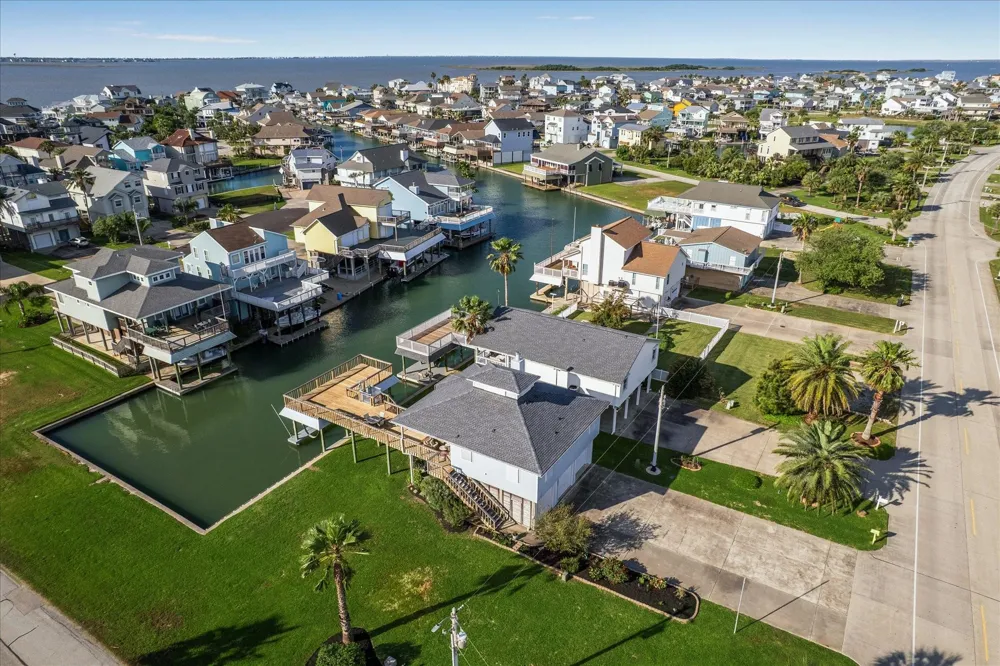 1007 Tiki Tiki Island, TX 77554