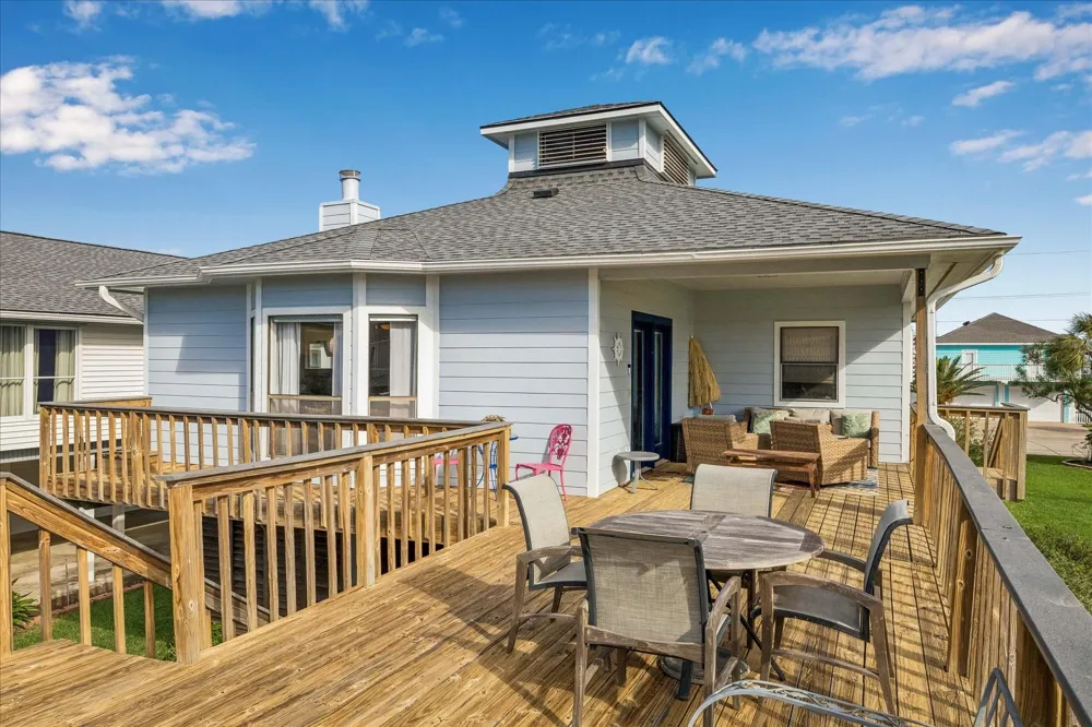 1007 Tiki Tiki Island, TX 77554