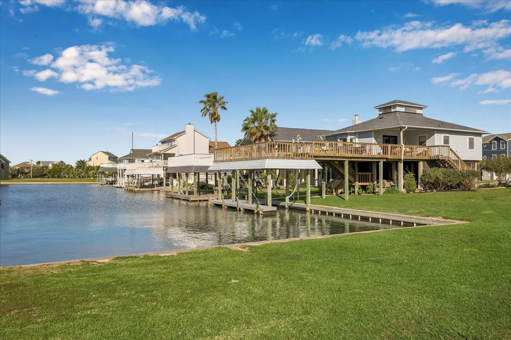 1007 Tiki Tiki Island, TX 77554