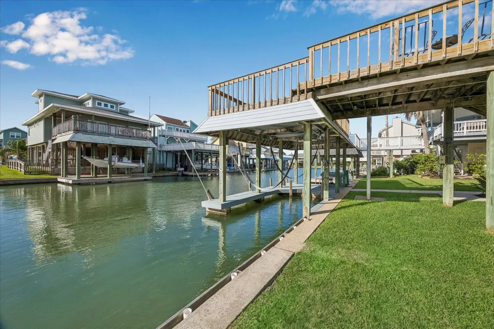 1007 Tiki Tiki Island, TX 77554