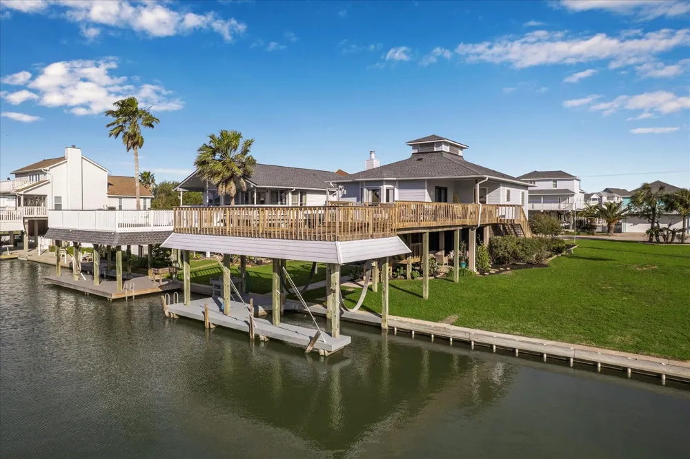 1007 Tiki Tiki Island, TX 77554