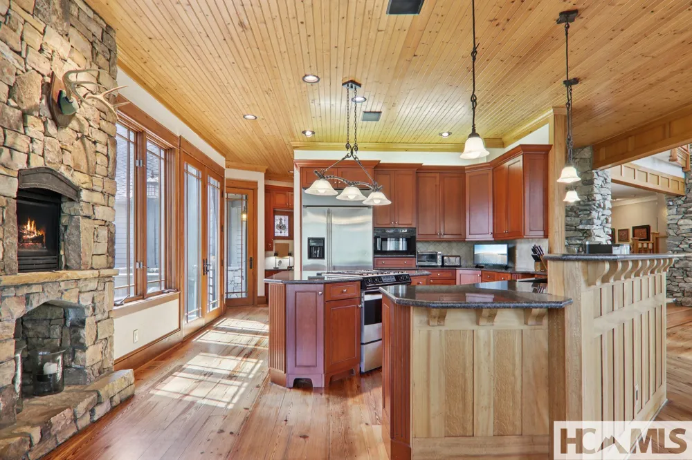 46 Mills Creek Drive Lake Toxaway, NC 28747