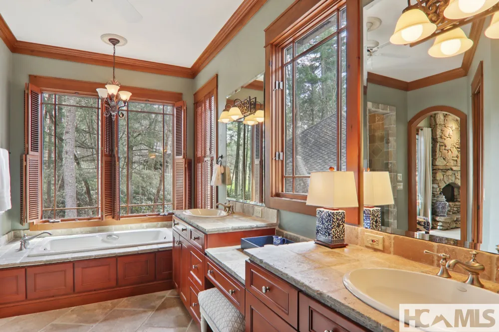 46 Mills Creek Drive Lake Toxaway, NC 28747