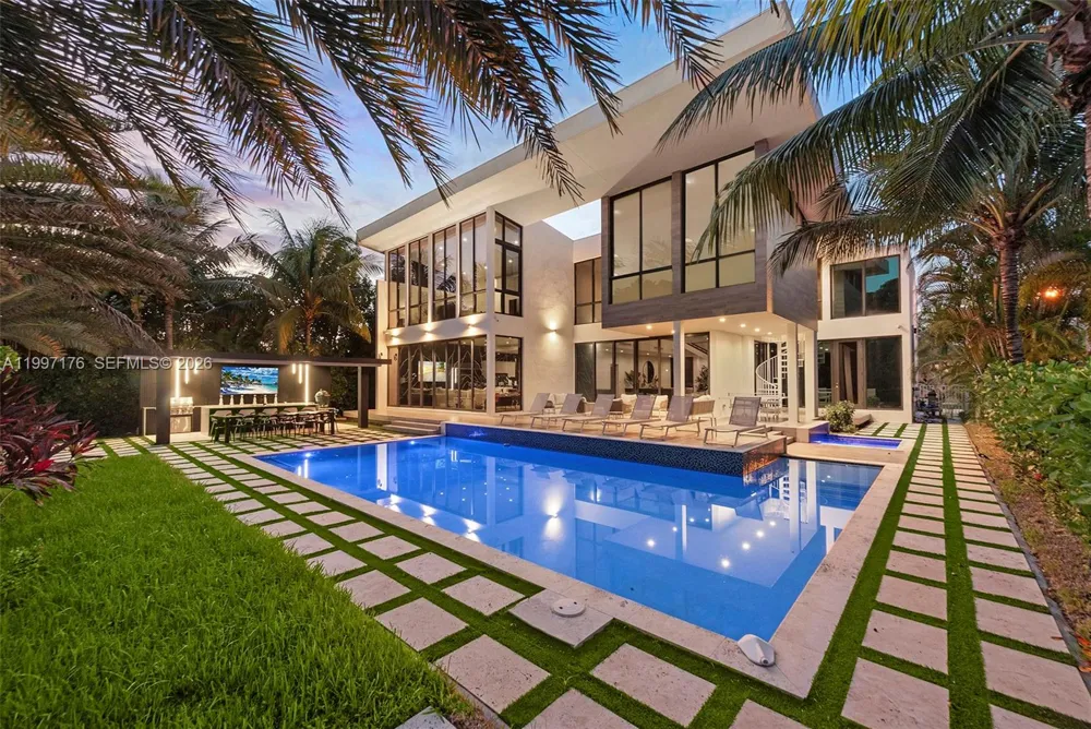 521 Holiday Dr Hallandale Beach, FL 33009