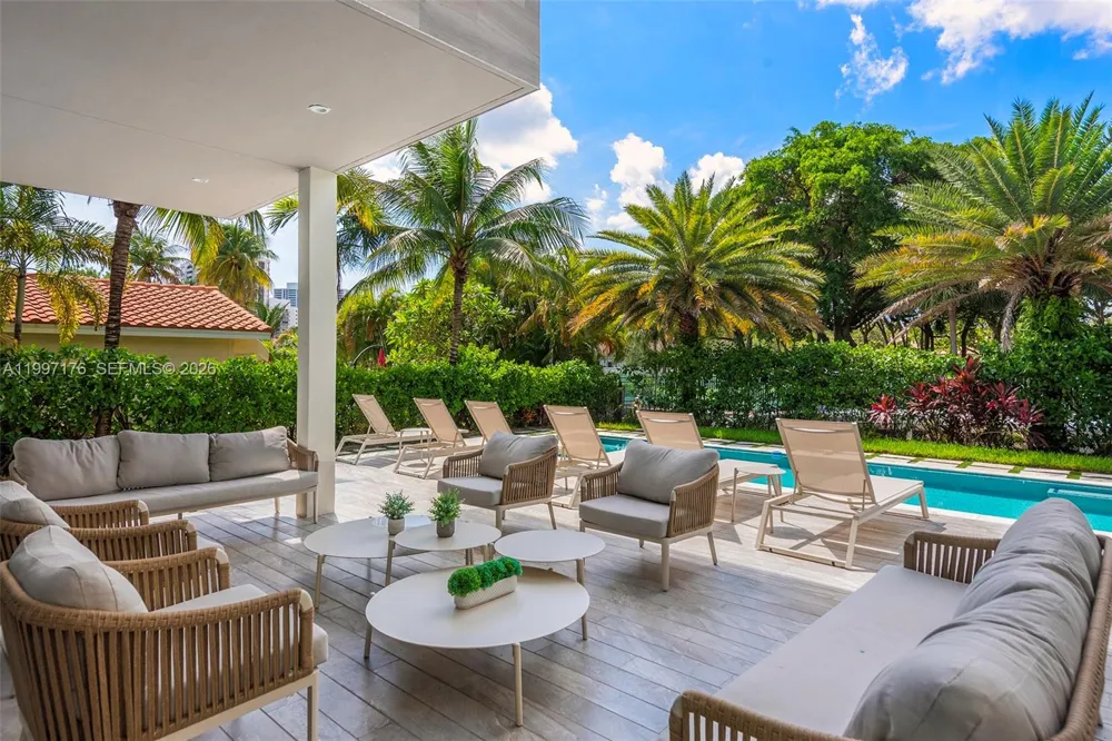 521 Holiday Dr Hallandale Beach, FL 33009