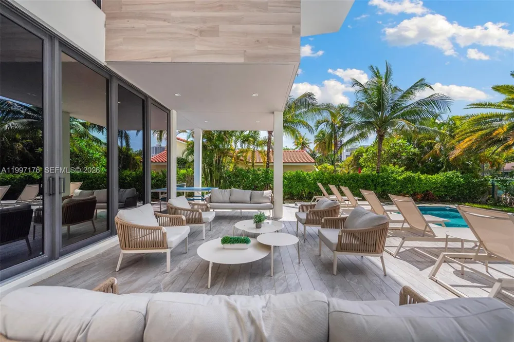 521 Holiday Dr Hallandale Beach, FL 33009