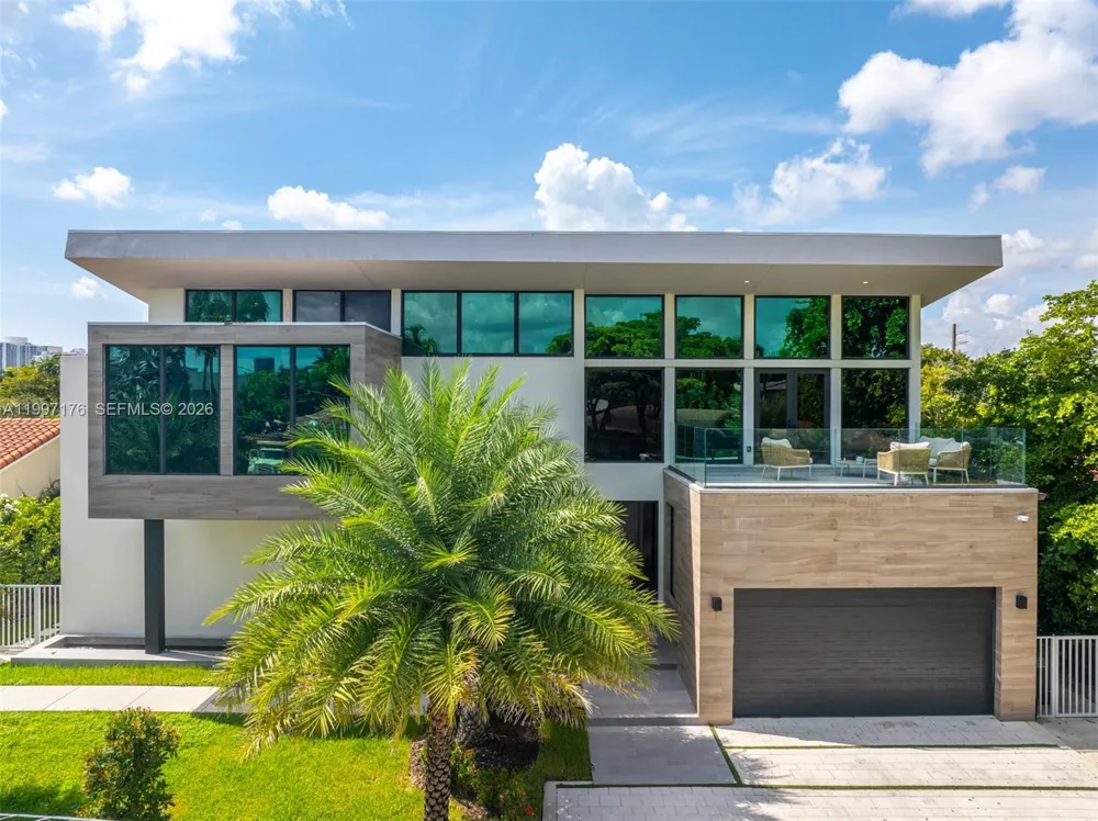 521 Holiday Dr Hallandale Beach, FL 33009