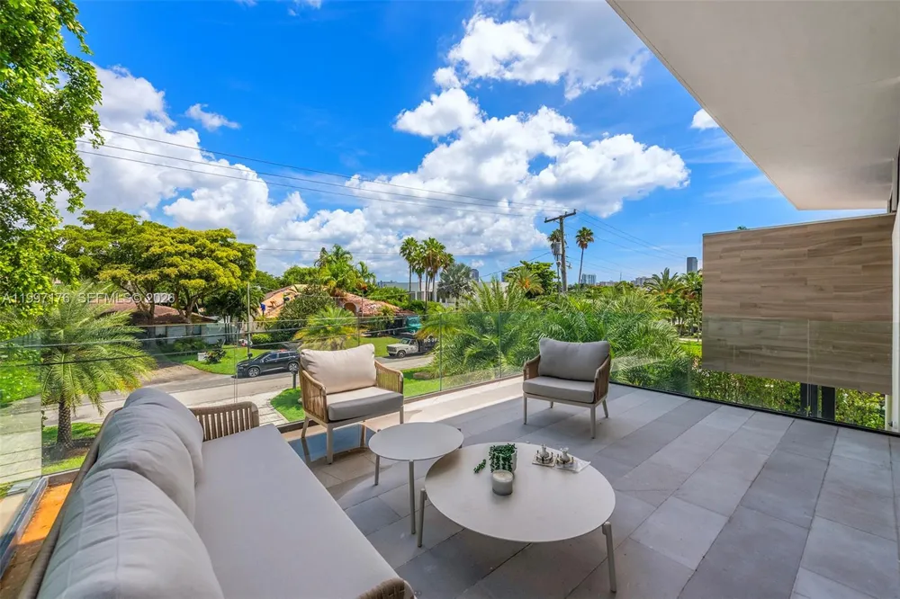 521 Holiday Dr Hallandale Beach, FL 33009